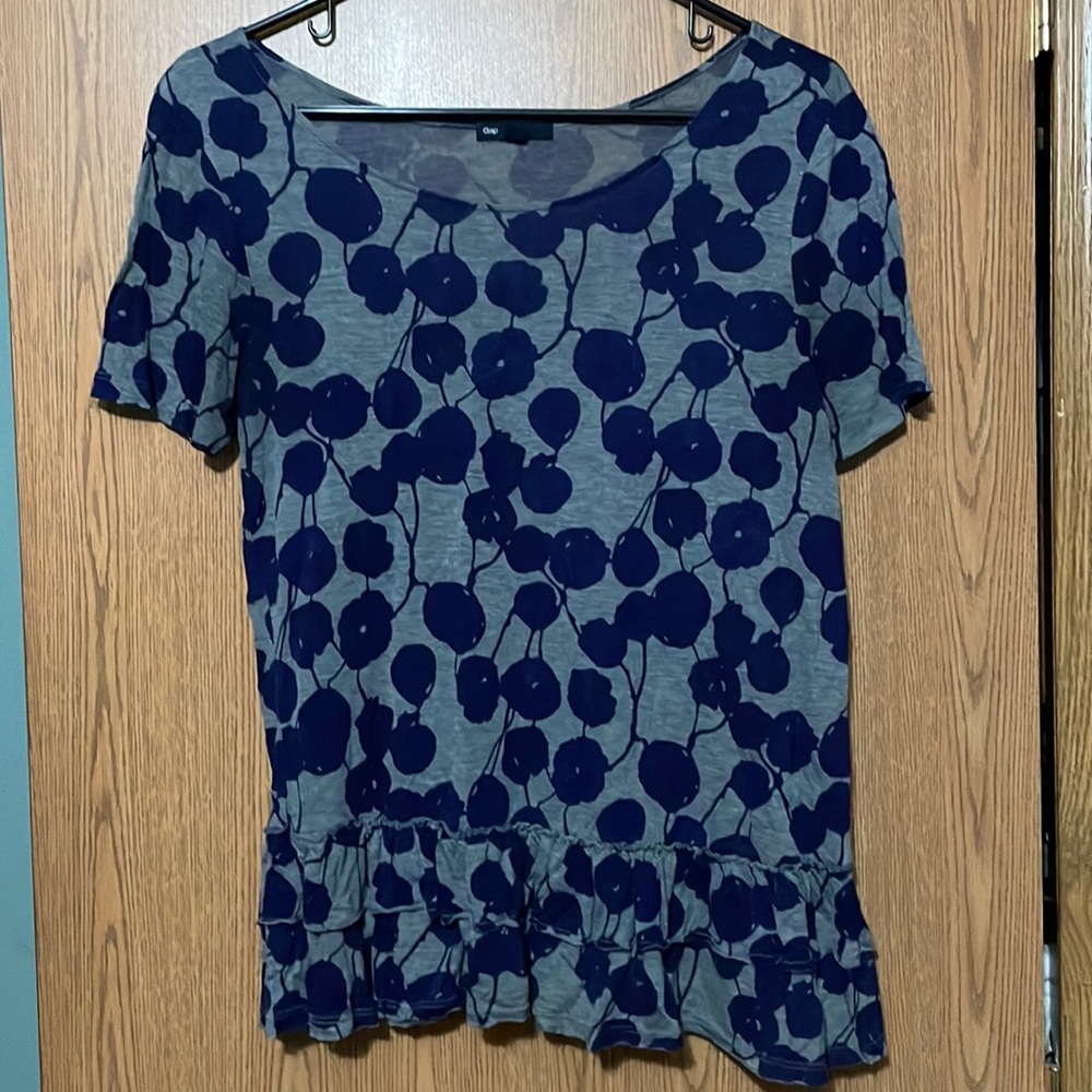 GAP brand short sleeve ruffle bottom shirt